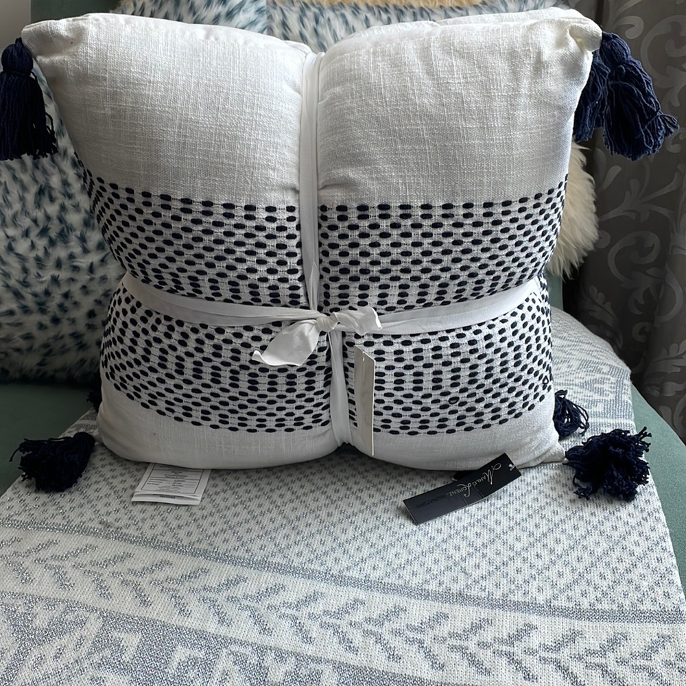 NWT Marlo Lorenz Signature Set of 2 Throw Home Cotton Duck Feather Pillows 20x20